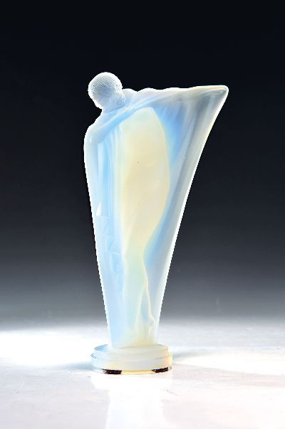 Glasskulptur, Entw. Lucille Sevin, Ausformung Etling, Frankreich, 1930er Jahre, stehender weiblicher Akt mit großem Tuch, Opalinglas, mattiert, ...