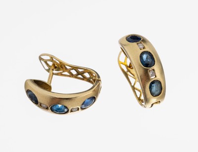 Paar 14 kt Gold Saphir-Diamant-Ohrcreolen, GG 585/000, schauseitig sat., 6 ovalfacett. Saphire zus. ca. 0.60 ct, 4 8/8-Diamanten zus.ca. 0.02 ct ...