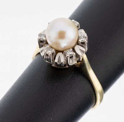 14 kt Gold Perl-Diamant-Ring, GG/WG 585/000, mittig Akoyazuchtperle, D. ca. 6.4 mm, 6 8/8-Diamanten zus. ca. 0.03 ct Weiß/si, RW 51, ca. 3.9 g