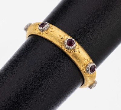 18 kt Gold Rubin-Ring, GG/WG 750/000, ungewöhnliches Design, GG sat., 8 in WG gefasste rundfacett. Rubine zus. ca. 0.24 ct, RW 55, ca. 3.2 g, ...