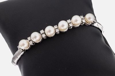 18 kt Gold Perl-Brillant-Armband, WG 750/000, Mittelteil mit 6 Akoyazuchtperlen, D.ca. 6.3-6.5 mm, 14 Brillanten zus. ca. 0.56 ct(grav.) Weiß/p, L. ...
