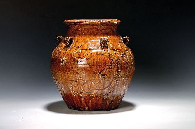 Vorratsgefäß, China, 18. Jh., Steinzeug, umlaufender Drachendekor, sechs Ösen, braune Glasur, H. ca. 31cm