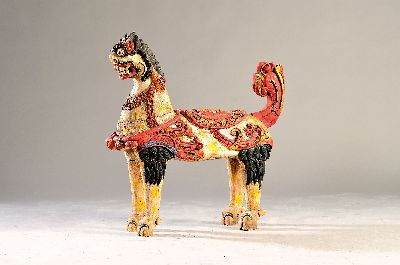 Pferdeskulptur, Indonesien, um 1900, Holz geschnitzt und bunt bemalt, altersbedingt leicht besch. (Ohren), H. ca. 65cm, L. ca. 65cm