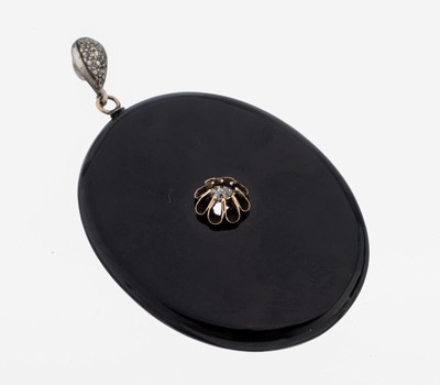 Onyx-Diamant-Anhänger, um 1880, schlichter ovaler Onyx, mittig aufgelegtes Zierelement mit Diamantrose ca. 0.10 ct, rs. Medaillonfach, Montur GG ...