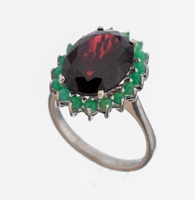 18 kt Gold Granat-Chrysopras-Ring, WG 750/000, mittig erhaben gefasster ovalfacett. Granat, umgeben von kl. runden Chrysopras -Cabochons, RW 53, ca. ...