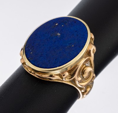 14 kt Gold Lapislazuli-Siegelring, GG 585/000 gepr., ovale freie Lapislazuli-Platte,Ringschultern mit Rocaillen, RW 63, ca. 15.1 g, Ringschiene mit ...