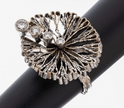 18 kt Gold Brillant-Ring, WG 750/000 gepr.,abstraktes ungewöhnliches Design, Ringkopf stil. Seerosenblatt, 4 Brillanten zus. ca. 0.25 ct Weiß/si, ...