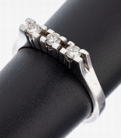 14 kt Gold Brillant-Ring, WG 585/000, schlichte Gestaltung, 3 Brillanten zus. ca. 0.24 ct (grav.) l.get.Weiß/si, RW 55, ca. 3.4 g