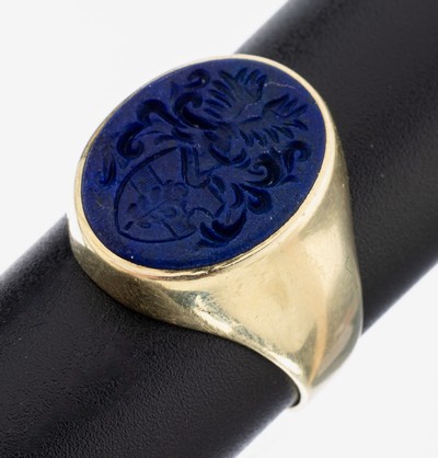 14 kt Gold Lapislazuli-Siegelring, GG 585/000, schlichtes Design, ovale Lapislazuli-Platte, Intaglio, Darstellung eines Familienwappens, RW 61, ca. ...