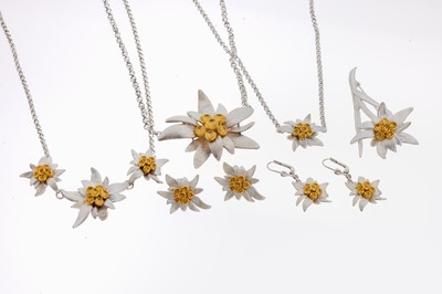 Schmuckset "Blüten", 925er Silber teilverg., best. aus: 1 Collier, L. ca. 43 cm,Mittelteil 3 Blüten, 1 Collier, L. ca. 47 cm, Mittelteil ...