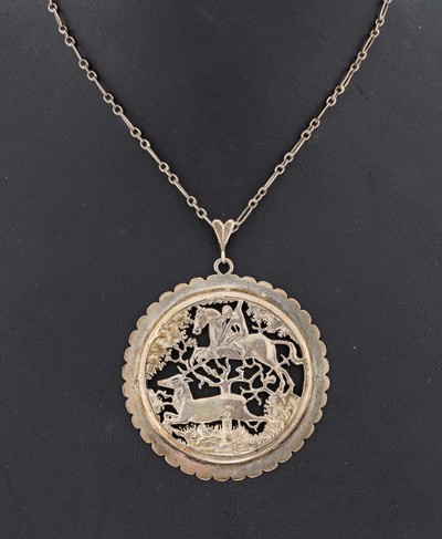 Anhänger, deutsch, 1930er Jahre, 900er Silber, Jagdmotiv, Jäger mit Pfeil und Bogen auf Pferd, Rehbock jagend, durchbrochen, an Kette, Silber, L. ...