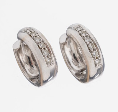 Paar 14 kt Gold Brillant-Ohrcreolen, WG 585/000, schlichtes Design, 12 Brillanten zus.ca. 0.24 ct Weiß/si, ca. 5.8 g, ca. 1.5 cm