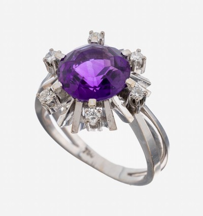 18 kt Gold Amethyst-Brillant-Ring, WG 750/000, mittig rundfacett. Amethyst ca. 4.0 ct, 6 Brillanten zus. ca. 0.09 ct Weiß/si, RW 54, ca. 7.6 g