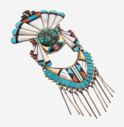 Zuni Farbstein-Brosche, Mitte 20. Jahrhundert, 925er Silber, in sich bewegl. gearbeitet, Mosaik-Einlagen aus Perlmutt, Türkis, Onyx undAchat, 11 ...