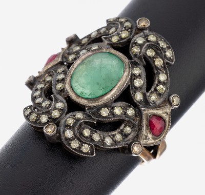 Farbstein-Diamant-Ring, Silber teilverg., nach älterem Vorbild, ovalfacett. smaragdfarb.Glasstein, 2 facett. Rubinsynthesen, 58 8/8-Diamanten zus. ...