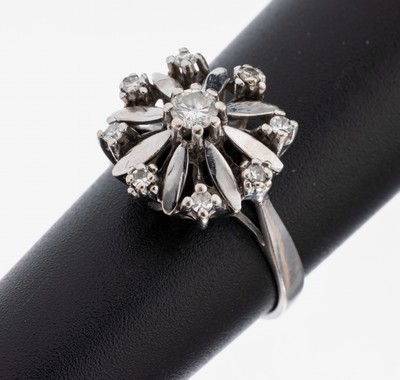 14 kt Gold Diamant-Ring, WG 585/000, Ringkopf stil. Blüte, 1 Brillant und 8 8/8-Diamanten zus. ca. 0.28 ct (grav.) Weiß/p,RW 50, ca. 2.9 g