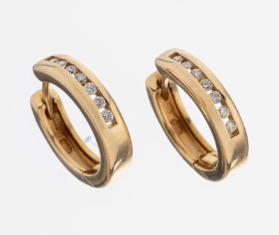 Paar 14 kt Gold CHRIST Brillant-Ohrcreolen, GG 585/000, schlichte Gestaltung, 14 Brillanten zus. ca. 0.14 ct l.get.Weiß/si-p, ca. 5.8 g