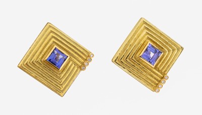 Paar 18 kt Gold Tansanit-Brillant-Ohrstecker, GG 750/000, ungewöhnliches Design, 2 Tansanit-Carrees zus. ca. 1.80 ct, 8 Brillanten zus. ca. 0.04 ct ...