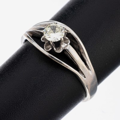 14 kt Gold Brillant-Ring, WG 585/000, 3-geteilter Ringkopf, erhaben gefasster Brillant ca. 0.33 ct Getönt-Gelb/si, RW 56, ca. 3.1 g