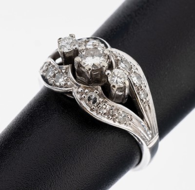 14 kt Gold Diamant-Ring, WG 585/000, Aufbau in mehreren Ebenen, 3 Brillanten und 128/8-Diamanten zus. ca. 0.48 ct Weiß/si-p, RW 49, ca. 3.5 g