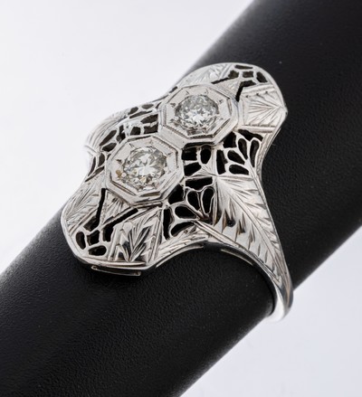 14 kt Gold Brillant-Ring, wohl Amerika 1940er-50er Jahre, WG 585/000, Ringkopf durchbrochen, 2 Brillanten zus. ca. 0.20 ct Weiß-l.get.Weiß/p, RW ...