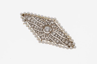 14 kt Gold Art Deco Diamant-Perl-Brosche, um 1920-30, GG 585/000 gepr., schauseitig Platin, durchbrochen gearbeitet, 57 Altschliffdiamanten zus. ca. ...