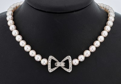 Perl-Collier mit 18 kt Gold Diamant -Mittelteil, WG 750/000, Akoyazuchtperlen, D. ca. 7 mm, schleifenf. Mittelteil mit 40 8/8-Diamanten zus. ca. ...