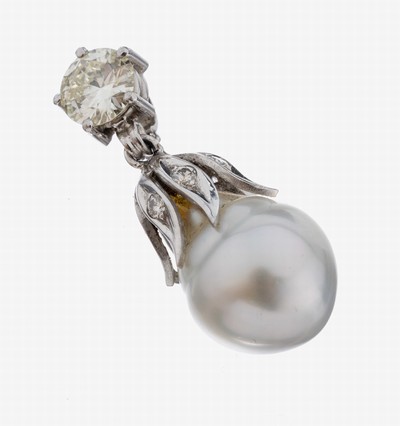18 kt Gold Brillant-Perl-Clipanhänger, WG 750/000, in sich bewegl. gearbeitet, 1 Brillant ca. 0.85 ct Getönt-Gelb/p, Abhängung mit 5 Brillanten ...