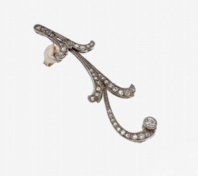 Einzelner Jugendstil Platin Diamant -Ohrstecker, um 1900, Pt gepr., aus größerem Zusammenhang, geschwungene Gestaltung, 38 Altschliffdiamanten und ...