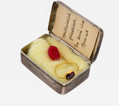18 kt Gold Granat-Ring, mind. GG 750/000 gepr., Granat mit Intaglio, Darstellung eines Herrenkopfes, RW 49.5, unförmige Ringschiene, Wachsabdruck ...