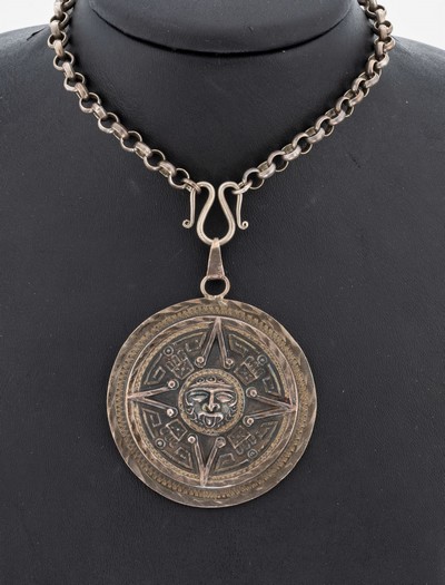 Anhänger an Kette, Mexiko, Silber gepr., typ. Darstellung, D. ca. 5.5 cm, Kettenl. ca. 64 cm, ca. 65 g