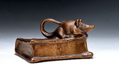 Gernot Rumpf, 1941 - 2025 Kaiserslautern, Maus auf Buch sitzend, Bronze patiniert, GR monogrammiert, ca. 8x13x9 cm
