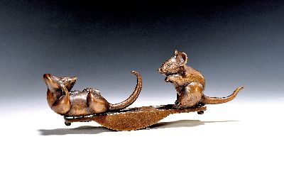 Gernot Rumpf, 1941 - 2025 Kaiserslautern, Schaukelmäuse, Bronze patiniert, signiert und dat. 99, Gießermarke Strehle, 9 x 23 cm