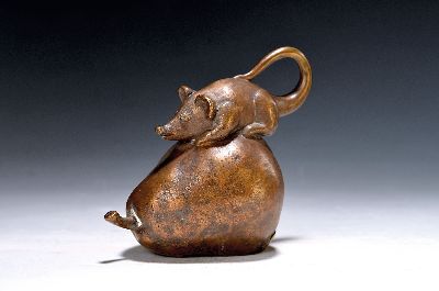 Gernot Rumpf, 1941 - 2025 Kaiserslautern, Maus auf Birne sitzend, Bronze patiniert, monogrammiert GR, 21/25, Gießermarke Strehle,H. 12 cm, L. 13 cm