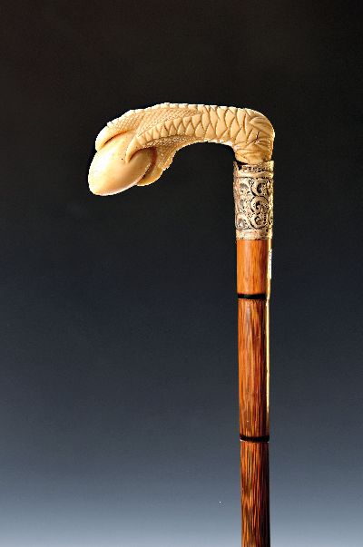 Gehstock mit figürlichem Beingriff, um 1900, wohl englisch, Griff in Form einer Klaue wohl aus Hirschhorn, Montur aus Sterlingsilber l. beschädigt, ...