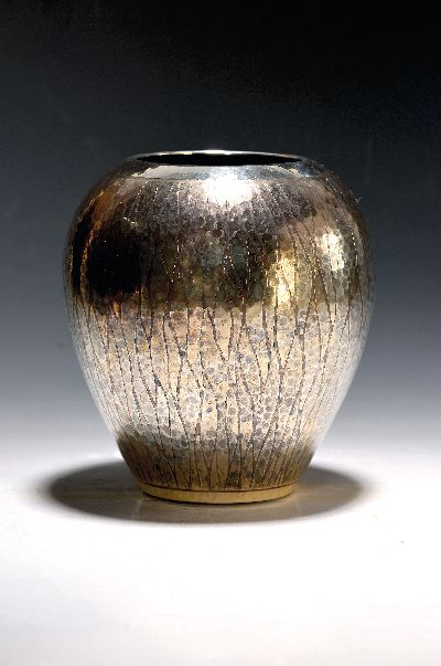 Ikora-Vase No. 26/1731, WMF AG, Entw. Karl Kohnle, 1938, Messing, von Hand gehämmert, poliert und versilbert, leicht angeschliffene Oberfläche, auf ...
