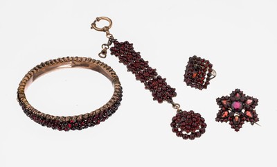 Konvolut Granat-Schmuck, Böhmen um 1880-1900, Tombak, best. aus: 1 Armreif, D. ca. 5.5 x 6 cm, Klappscharnier, min. verbeult, 1 Chatelaine mit ...