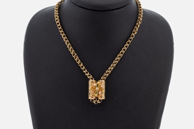 8 kt Gold Collier mit 14 kt Gold Schieber, um 1880, GG 333/000 und 585/000 gepr., Schieber schwarz emailliert, kl. Blüten mit grünem Email, ...