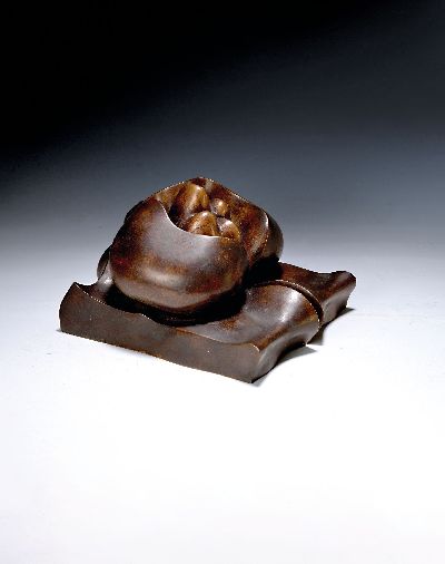 Maximilian Hutlett, 1933 Zweibrücken - 2018 Wachenheim, große Bronzefigur, organische Darstellung, seitlich signiert und dat. 1974, ca. 15 x 21 x24 ...