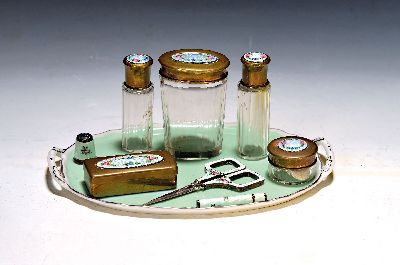 Neccessaire/Toilettenset, um 1900, teilweise geschliffener Glaskorpus, teilweise Messing, mit Emaileinsätzen bemalt, dazu Schere mit ähnlicher ...