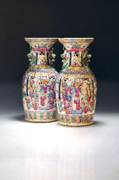 Zwei chinesische Vasen, um 1900,, Porzellan,Famille Rose, figürliche, Bemalung, H. ca. 45 cm, eine Vase, rest, dazu zwei Säulen aus staffiertem ...
