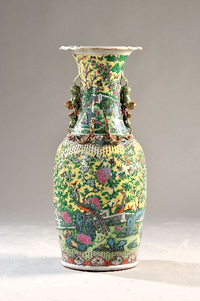 Palastvase, China, 20. Jh., Porzellan, umlaufender Landschaftsdekor, aufgelegte Drachen auf der Schulter, rest., H. ca. 88 cm