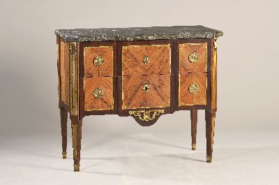 Kommode, Frankreich, Transition um 1780/-90, Mahagoni und Rosenholzfurnier, Bandintarsien grün eingefärbt, 2-schübiger Korpus mit Mittelrisalit ...