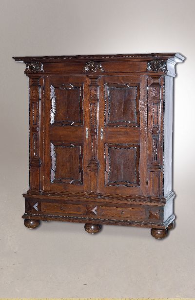 Renaissanceschrank, Süddeutschland, spätes 17.Jh., Nußbaumfurnier, z.T. massiv, zweitürig mit 2 Schubläden, Kassetten verkröpft und abgesetzt ...