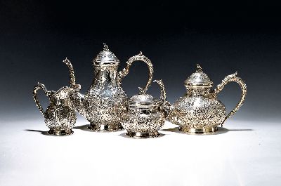 Kaffee- und Teeset, deutsch, wohl Hanau, 800er Silber, um 1900, Amorettendekor mit Rocaillen, Teekanne, Kaffeekanne, Milchkännchen, Zuckerdose, ...
