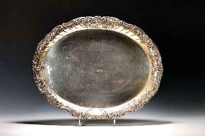 Großes ovales Tablett, wohl Hanau, um 1900, Silber, umlaufender Rocaillendekor mit Amoretten, mit passender sekundärer Glasplatte, ca. 2000 g, ca. ...