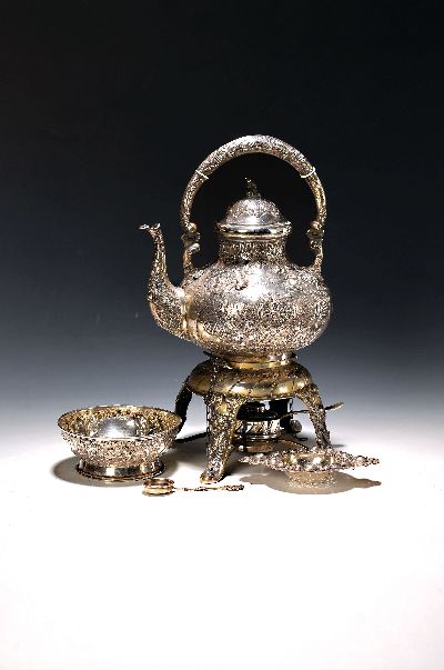 Große Wasser-/Teekanne mit Stövchen, Brenner Löscher, Teesieb und Schale, wohl Hanau, um 1900, 800er Silber, Rokokostil, mit Amoretten und ...