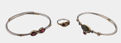 Konvolut Designer Schmuck, 925er Silber teilverg., best aus: 1 Ring mit 2 runden Granatcabochons, RW 45.5 und 1 Armreif, Mondstein- und ...