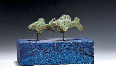 Wolf Spitzer, geb. 1940, Bronzefigur, Paar Fische, grün patiniert, auf blau gefärbtem Steinsockel, 2009, am Boden auf Etikett signiert und datiert, ...