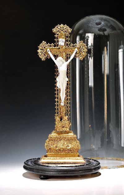 Kruzifix unter Glasdom, deutsch, um 1900, filigran bzw. a jour gearbeitetes Holzkruzifix, gold gefasst, weißes Corpus Christi aus Alabaster, runder ...